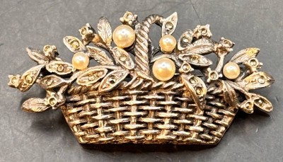 Auktion 369<br>Brosche, Biedermeier-Blumenkorb, Silber geprüft. mit Saatperlen und Markasiten, B-5 cm, ca. 12 gr. [1]
