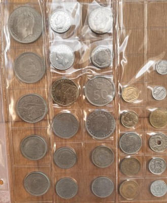Auktion 369<br>Blatt mit 28 Münzen Spanien, auch einige Silber?, von 1 bis 100 Pesetas [1]