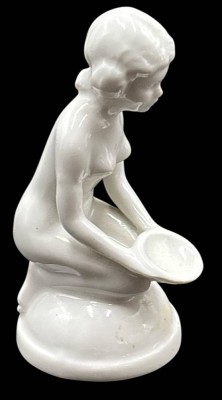 Auktion 369<br>kl. Art Deco Mädchenfigur, weiss, H-9,5 cm [1]