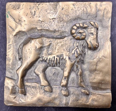 Auktion 369<br>kl. massive Bronzeplatte mit Ziegenbock-Relief, ca. 9,5x9,5 cm, H-ca. 1 cm [1]