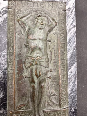 Auktion 369<br>Bronze Reliefplatte auf Marmor, Ehrengabe des Schützenvereines St. Sebastian von 1316, Düsseldorf, 22x11 cm [1]