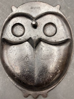 Auktion 369<br>eiserne Anbietschale in Eulenform, Japan, 20x15 cm, [1]
