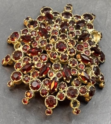 Auktion 369<br>alte Granatbrosche, Metallfassung etwas verbogen, einige Steine fehlen, D-4 cm [1]