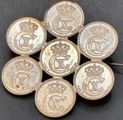 Auktion 369<br>Münzbrosche mit 7 10 Öre-Münzen, alle 1914, Silber-650-, 11 gr., 4,5x4,5 cm [1]