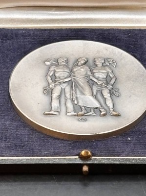 Auktion 369<br>gr. Zinnplakette in Etui, Entw. HM, D-8 cm, Etui ca. 12x12 cm [1]