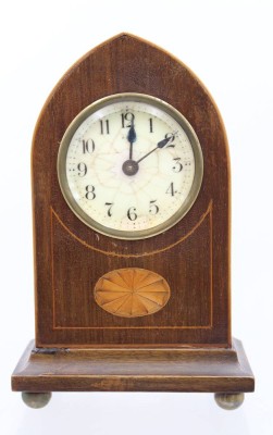 Auktion 369<br>antike Edwardianische Kaminuhr aus Mahagoni mit Intarsien, Ziffernblatt gerissen, Werk überzogen, ca. H-19,5cm B-12,5cm T-7cm [1]