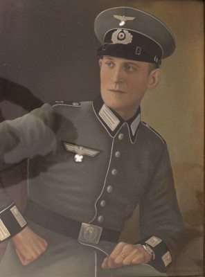 Auktion 369<br>Erinnerungsbild, wohl color. Fotografie, Gefallen am 15.3.42 im Osten ger./Glas, RG 70 x 54,5cm [1]