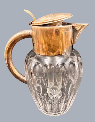 Auktion 369<br>gr. Kristall-Saftkrug mit versilberter Montur, Eisbehälter anbei [1]