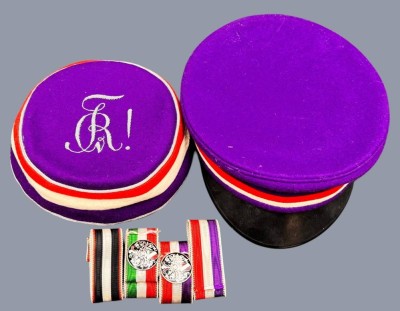 Auktion 369<br>2 studentische Mützen und 4x Bänder, 1x mit Zirkel [1]