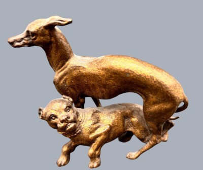 Auktion 369<br>massive Eisenfigur, zwei spielende Hunde, H-9 cm, L-10 cm [1]