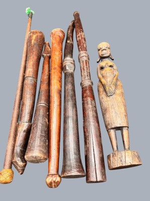 Auktion 369<br>7x Afrika-Schnitzereien, 1x Gerte, 1 Figur, div. Schlagstöcke?? [1]