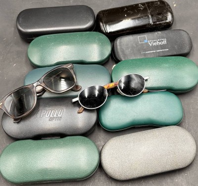 Auktion 369<br>12x div. Brillen in Etuis, auch Sonnenbrillen [1]