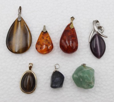 Auktion 369<br>7x div, Ketten-Anhänger, u.a. Bernstein, Tigerauge etc., ca. L- max. 4,5cm. [1]