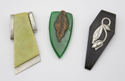 Auktion 369<br>3x div. Schal-Clips, Art-Deko, Bakelit/Metall, 1x wohl Jakob Bengel, ca. L-6cm [1]