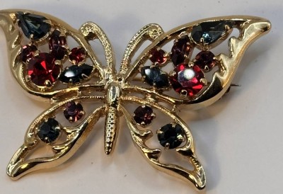 Auktion 369<br>gr. goldfarbene Schmetterlingsbrosche mit Farbsteinen, 4x6 cm [1]