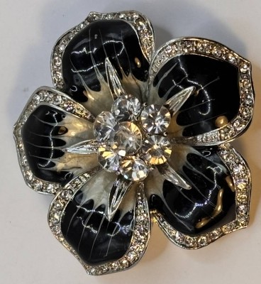 Auktion 369<br>gr. silberfarbene Blütenbrosche, emailliert und mit Strass, 5x5 cm [1]