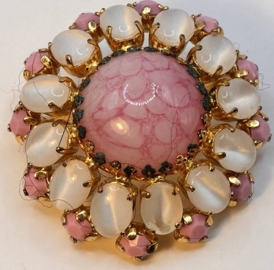 Auktion 369<br>goldfarbene Brosche mit weissen und rosa Steinen,, D-3 cm [1]