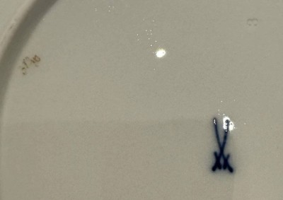 Auktion 369<br>Meissen Teller Blume 3 mittig Goldrand Durchmesser 22cm,  Schwerter durchschliffen [1]