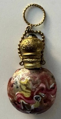 Auktion 369<br>Antike Murano-Parfümflasche: Giacomo Franchini & Pietro Bigaglia (19. Jhd.) Seltene kleine antike verzierte und komplizierte venezianische Parfümflasche im Murano-Abstrakt-Murrine-Glas, Murano Zuschreibung: Umkreis von Pietro Bigaglia / Giovanni Battista Franchini Datierung: ca. 1840-1870 (Mitte 19. Jahrhundert).Hinweis zum Verschluss: Der Deckel sitzt - wie bei vielen Originalstücken aus dieser Epoche - mit einer altersbedingten Leichtigkeit auf dem Glashals [1]