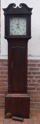 Auktion 369<br>Standuhr um 1820, Lagerverkauf,  Holzgehäuse, bemaltes Metallziffernblatt, Funktion nicht geprüft,  Alters-u. Gebrauchsspuren, H-210 cm, B-52 cm, T-30 cm, Pendel und Gewichte nicht mehr vorhanden [1]