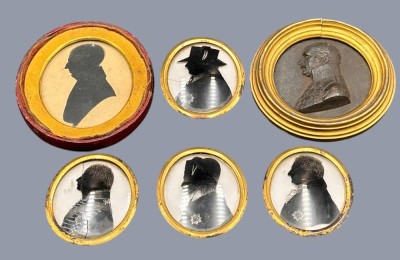 Auktion 369<br>5x Biedermeier-Schattenrisse, ger/Glas,  1x Metall-Portrait, gerahmt, alle wohl um 1830, 4x ca. 7x6 cm, 1x 11x10 cm, 1x11x11 cm [1]