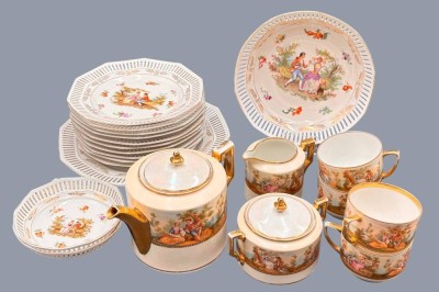 Auktion 369<br>20x Service Teile, Bienenkorbmarke, umlaufend Parkszenen, wohl um 1900, Teekern, 4 Tassen, div. Teller und Schalen mit Durchbruchrand [1]
