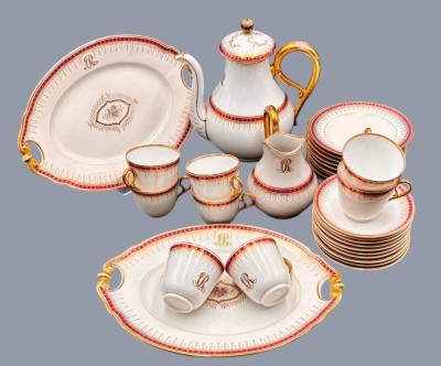 Auktion 369<br>Biedermeier-Kaffeeservice, rot-goldenes Dekor um 1870, tw. etwas berieben, Kannendeckel geklebt, Kanne und Milchkännchen, 8 Tassen (2x mit Chip), 10x U.T., 11x Gebäckteller, 2x grosse Platten (ca. 33x22 cm), mit grossen Ziermonogramm, ohne Hersteller [1]