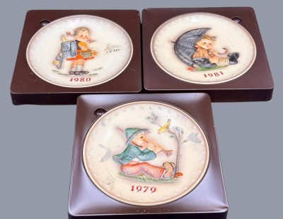 Auktion 369<br>3 Goebel-Jahres-Teller mit Hummelmotiven, in OVP, 1979-80-81 [1]