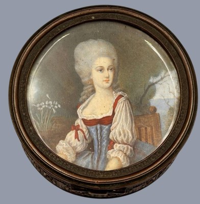 Auktion 369<br>runde Bronze Schmuckdose, Deckel mit Miniatur-Malerei, Frauenportrait, wohl Ende 18.JHD?, H-3,6 cm, D-9 cm [1]