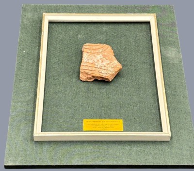 Auktion 369<br>Ziegelsterin-Fragment aus der Römerzeit, Zertifikat 1970, Xanten, gerahmt, RG 33x28 cm [1]