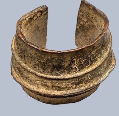 Auktion 369<br>grosse Bronze-Manilla, afrikan. Sklavengeld,  H-10 cm, D-12 cm, 3,2 kg [1]