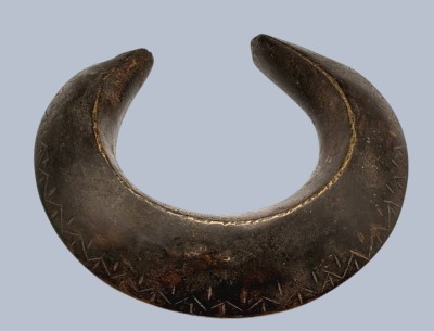 Auktion 369<br>schlichte Bronze Manilla, ca. 14x13 cm, schöne Alterspatina [1]