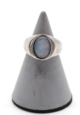 Auktion 369<br>Silberring 800/000( Punziert ), gefasst mit einem Opal Cabachon, offene Ringschiene, Gewicht: 4,6 g. RG: 50. [1]