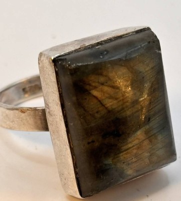 Auktion 369<br>massiver Silberring-925- mit einem Labradorit Cabochons, RG 65,  13 gr [1]