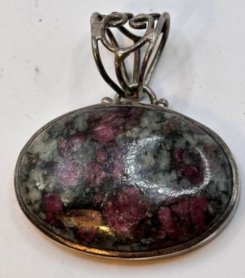 Auktion 369<br>gr. Brosche mit  Eudialyt Cabouchon, Russland, wohl Halbinsel Kola in Silberfassung, H- mit Öse 4,5 cm, B-4 cm, 17,1 gr. [1]