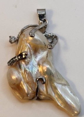 Auktion 369<br>gr. Barock-oder Keshir-Perle/Perlmutt mit versilberter Montur, H-ca. 5 cm, 10,4 gr. [1]