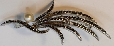 Auktion 369<br>Silber-Nadel-835- mit Perle und Markasiten, B-7,2 cm, 9,3 gr [1]