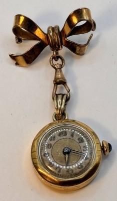 Auktion 369<br>mechan. Damenuhr an Double-Schleife, Handaufzug, Werk läuft, H-ca. 5,5  cm, D-2 cm, [1]