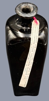 Auktion 369<br>grosse alte Tintenflasche, mit Erklärung 