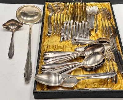 Auktion 369<br>ca. 90 tg. versilbertes Besteck, zus. ca. 5,8 kg, 90-er Auflage, div. Vorlegeteile, 1x Restkasten, 1x in Besteckrolle [1]