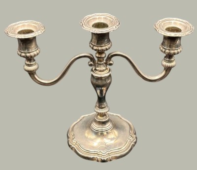 Auktion 369<br>dreiflammiger, versilberter Leuchter, H-24 cm, B-28 cm [1]