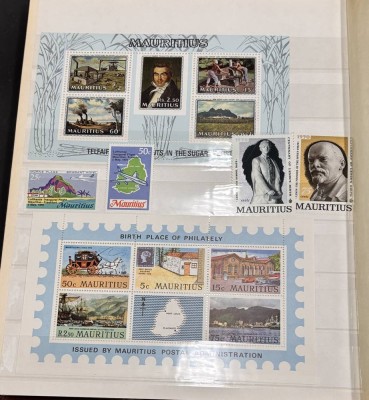 Auktion 369<br>kl. Briefmarkenalbum, haöbvoll mit postfrischen Mauritius Marken [1]