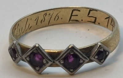 Auktion 370<br>antiker Goldring um 14 Karat mit Aquamarinen, 3x Datum Gravuren ab 1876 bis 1937, RG 59, 3,3 gr [1]