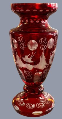 Auktion 370<br>Rubinglas-Vase mit Barockschliff, H-17 cm, Rand mit minim. Abplatzern [1]