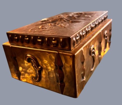 Auktion 370<br>massiver Bronze-Kasten mit Blumenrelief, H-8,5 cm,  19x12,5 cm [1]