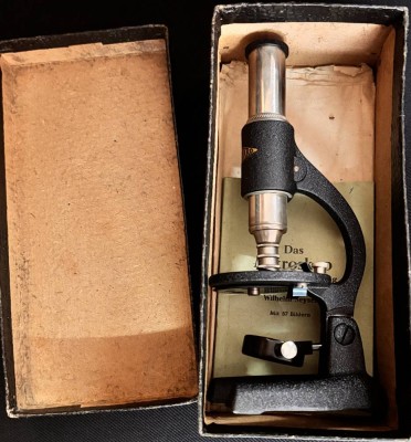Auktion 370<br>kl. Tisch-Mikroskop in Pappschachtel, H-ca. 18 cm [1]