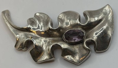 Auktion 370<br>massive Silberbrosche-800- mit Amethyst, L-7 cm, 28,4  gr., !!, unleserl. signiert [1]