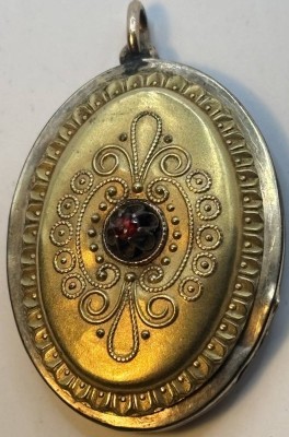 Auktion 370<br>Medaillon um 1870, Deckel Double mit roten Stein, , Altersspuren, Deckel lose, 4,5x3 cm [1]