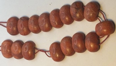 Auktion 370<br>Schaumkoralle-Armband, Stoffschnur ausgeleiert, L-ca. 22 cm, 29,1 gr. [1]