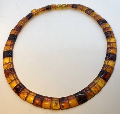 Auktion 370<br>multicolor Bernstein-Halskette, verlaufend, L-ca. 50 cm, ca. 28 gr [1]